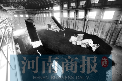 大量煤炭運往南區(qū)供熱站，為今冬供暖做準(zhǔn)備 河南商報記者 鄧萬里/攝
