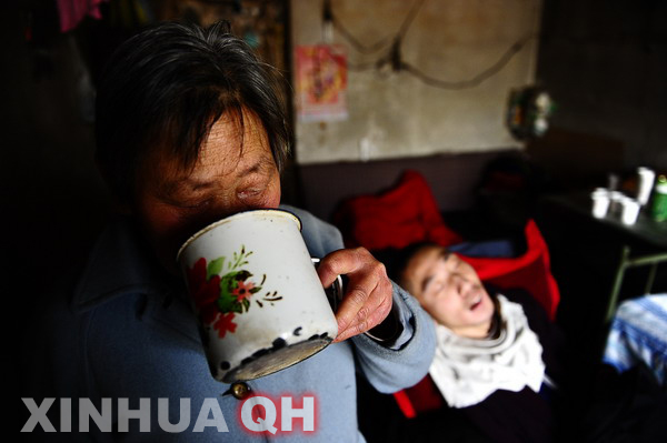 3月29日，楊林睡著了，母親邵秀景喝上一口水。
