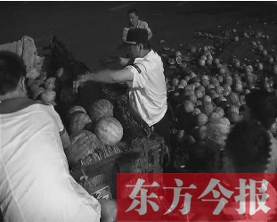 昨日凌晨，鄭州街頭，眾多愛心市民幫瓜農(nóng)撿拾西瓜