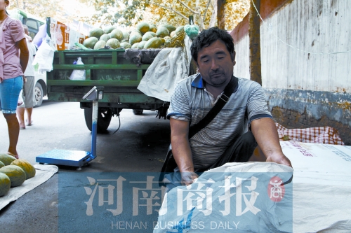 錢包就裝在這個(gè)編織袋里，枕在老陳頭下，沒想到還是被偷走了 實(shí)習(xí)生 唐韜/攝