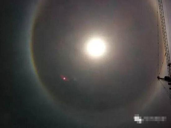 上?，F(xiàn)UFO 專家稱光圈是日暈亮點(diǎn)或是飛行器(圖)