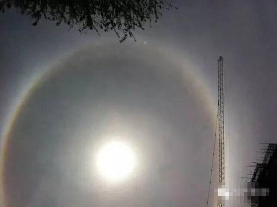 上?，F(xiàn)UFO 專家稱光圈是日暈亮點(diǎn)或是飛行器(圖)