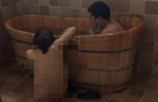 視頻顯示，一男一女赤身裸體地在浴盆中洗澡。