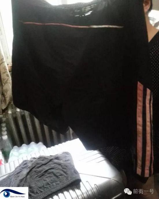 李律師所穿褲子也沾染血跡。
