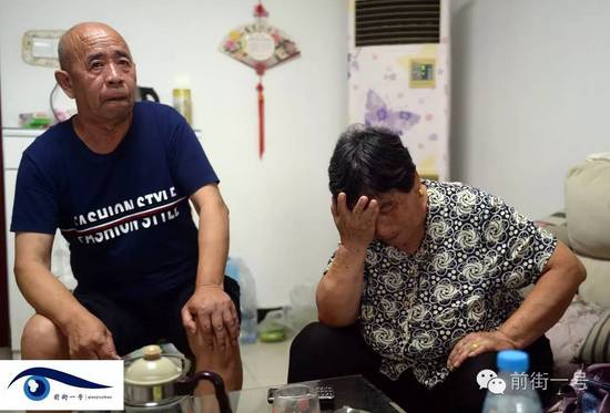 李亞榮的公婆談及李亞榮時淚流不止。