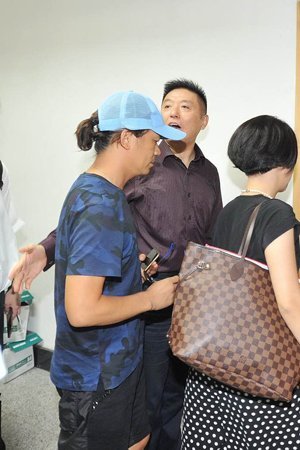 新京報快訊(記者劉洋)今天上午9時許，王寶強(qiáng)在律師張起淮的陪同下到北京朝陽法院，起訴離婚并交納訴訟費。王寶強(qiáng)方預(yù)估財產(chǎn)總額至少在1個億，法院遂按照1億元暫計財產(chǎn)價值，依據(jù)《訴訟費交納辦法》收取了訴訟費24.9575萬元。