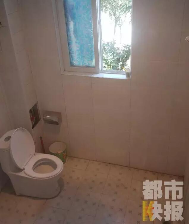 西安市戶縣草堂鎮(zhèn)的李家?guī)r村，有多戶人家經(jīng)營著農(nóng)家樂，但昨晚發(fā)生的這件事情打破了這里的寧靜。村民：“縣上的、鎮(zhèn)上的警察，還有村干部好多人在那兒，說是女的在衛(wèi)生間生產(chǎn)，把娃從窗子扔下來。”農(nóng)家樂員工：“(聽說)直接從二樓扔下來了，呀，太殘忍了。”昨晚的事，很多人今早才聽說，震驚之余更感到惋惜。記者今天在高冠西五巷口找到了大家所說的農(nóng)家樂，一夜過去了，作為和那名女顧客有過交集的老板娘，心情仍然很沉重。