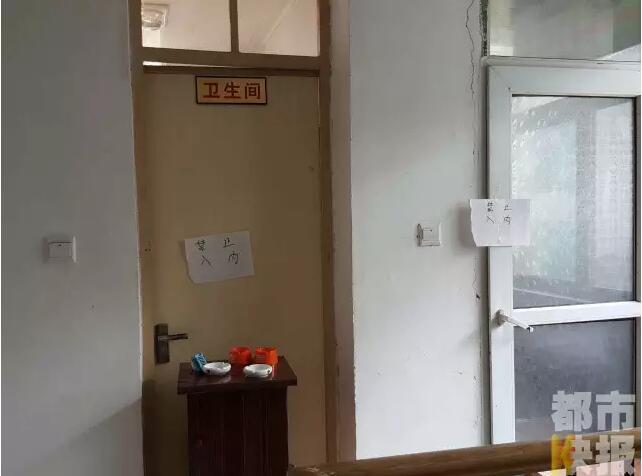 當馮女士走出大門，繞到院子的側(cè)面時，衛(wèi)生間窗戶下方草叢中的一幕，讓她驚出了一身冷汗。農(nóng)家樂老板娘馮女士：“就是孩子，旁邊帶著胎盤?！弊蛲硎稽c半事發(fā)后，馮女士報了警，很不幸，男嬰已經(jīng)死亡。涉及的兩個房間，暫時被封鎖，里面已經(jīng)清理干凈。隨后記者也從轄區(qū)草堂派出所了解到，這兩男一女三人是朋友關(guān)系，女子的年齡大概是二十二三歲。該女子事發(fā)后被送往醫(yī)院，同行的兩名男子當時被警方帶去派出所接受了筆錄調(diào)查后，已經(jīng)離開了派出所。