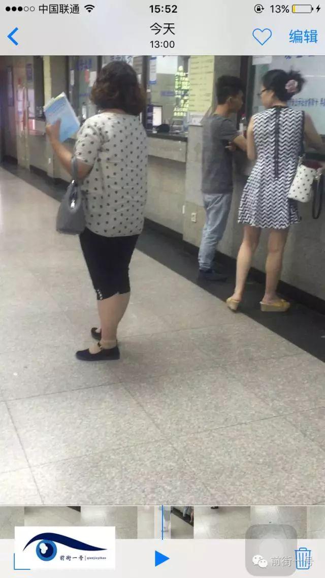 該女子在大廳內徘徊發(fā)現(xiàn)女患者便主動上前搭訕。