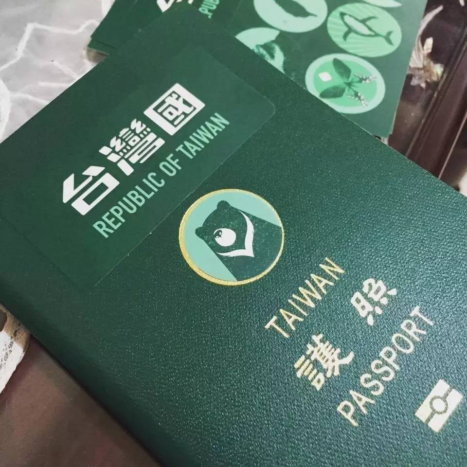 環(huán)環(huán)一直排在這個女孩后面，想看看日本入境官員如何處理這個令人啼笑皆非的所謂“臺灣國”。
