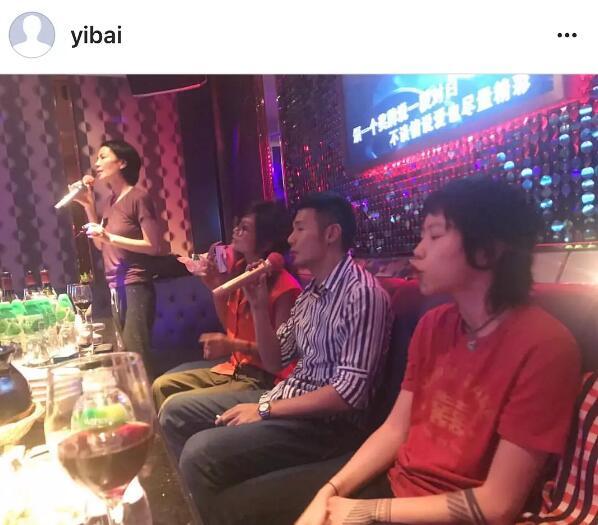 王菲母女跟李榮浩一起唱K，竇靖童的表情亮了