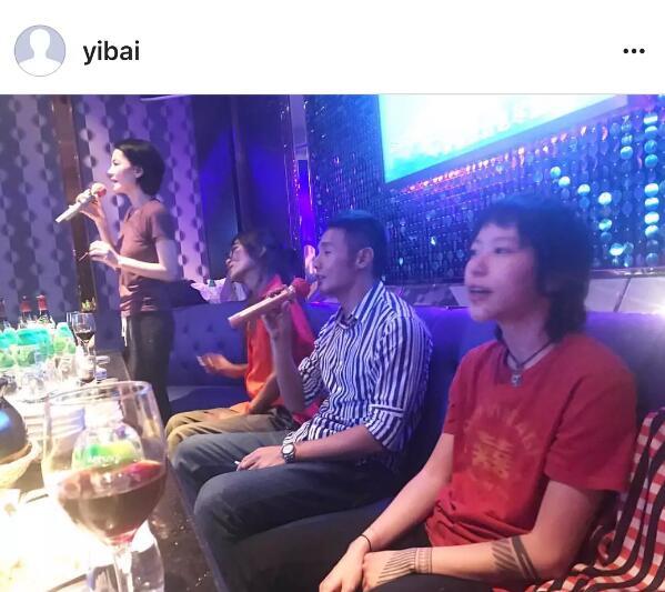 王菲母女跟李榮浩一起唱K，竇靖童的表情亮了