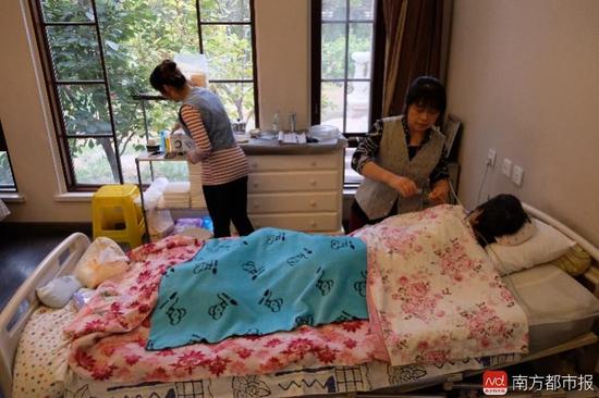 臥床九年不醒的張津華，家人雇傭了多名護工照顧，前后花了將近600萬。