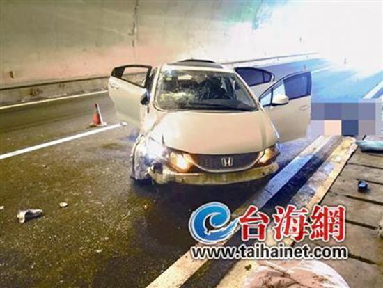 小車在龍巖高速隧道內(nèi)翻車，擋風(fēng)玻璃脫落。 臺海網(wǎng) 圖