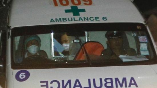 救護車帶著被救少年離開。（圖：EPA）