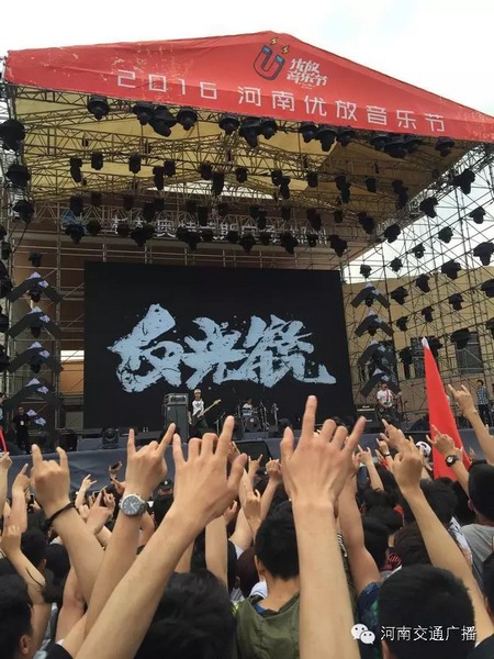 這么多朋友！默契的舉著一個手勢！