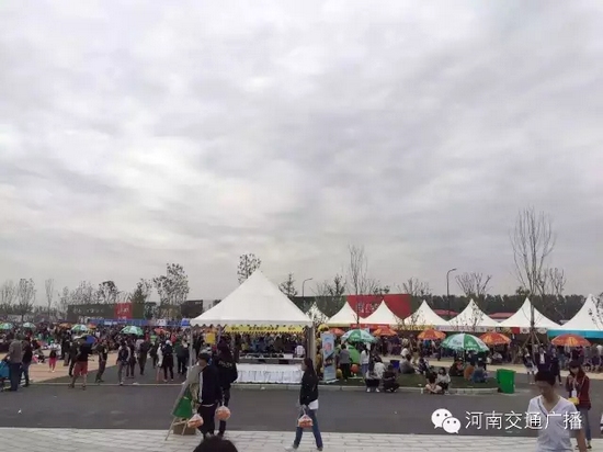 雖然天空已經(jīng)烏云密布，但大家的熱情絲毫不減！