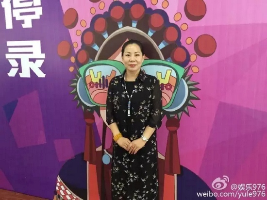 河南大愛(ài)劇團(tuán)代表張艷紅講述自己帶領(lǐng)團(tuán)里的演員參與挑戰(zhàn)的故事。