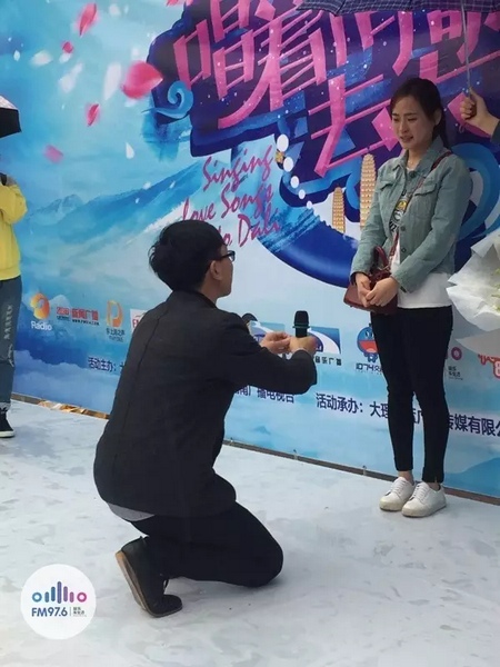 蘇世龍手捧戒指，單膝跪地向夢夢求婚，夢夢激動的說不出話來，點(diǎn)頭答應(yīng)~