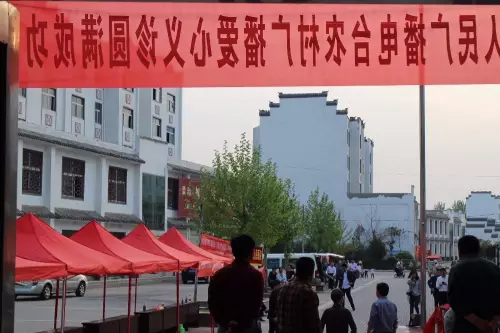 在大家的齊心努力下，終于在天黑前將第二天義診活動(dòng)場(chǎng)地搭建好了。