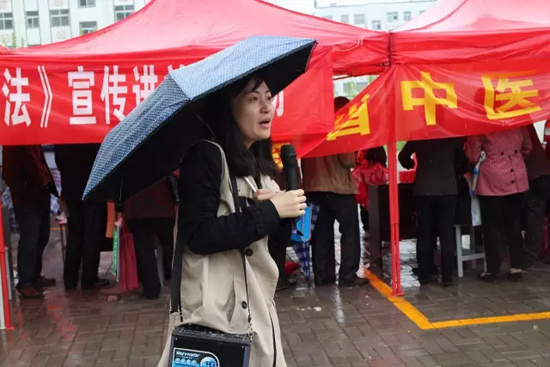 《健康河南》主播柳青也一直在雨中，不畏寒冷，引導(dǎo)大家排隊(duì)掛號(hào)，指路，排憂解難……