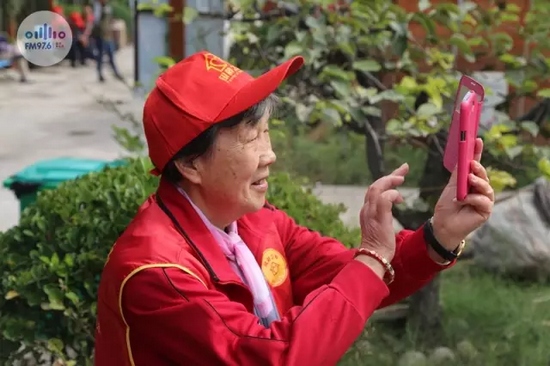 爺爺奶奶叔叔阿姨被盛運(yùn)莊園的景致吸引，紛紛拍照留影