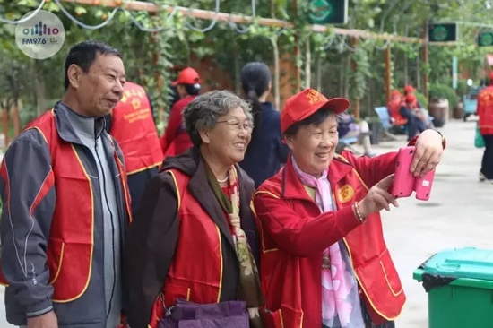 爺爺奶奶叔叔阿姨被盛運(yùn)莊園的景致吸引，紛紛拍照留影