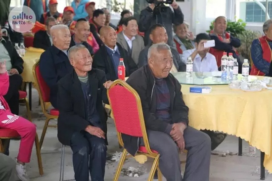 臺上展風(fēng)采，臺下笑開懷