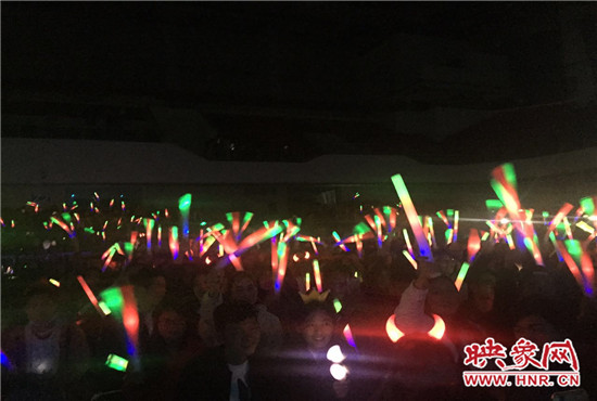 當(dāng)晚現(xiàn)場(chǎng)約2500個(gè)座位全場(chǎng)爆滿，還有全國(guó)各地歌迷會(huì)趕來(lái)的歌迷們。