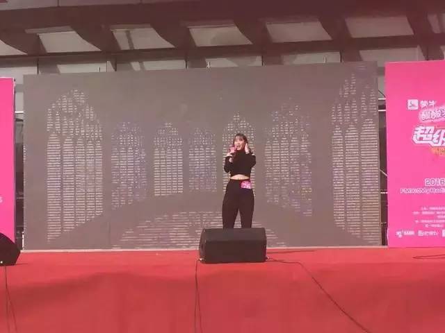 這pose一看就是在飆高音，猜猜看她唱的是哪首歌？