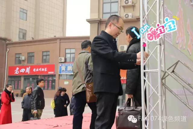 寒江副總監(jiān)親力親為，事無巨細(xì)。偶像真是暖暖惹人愛呢！