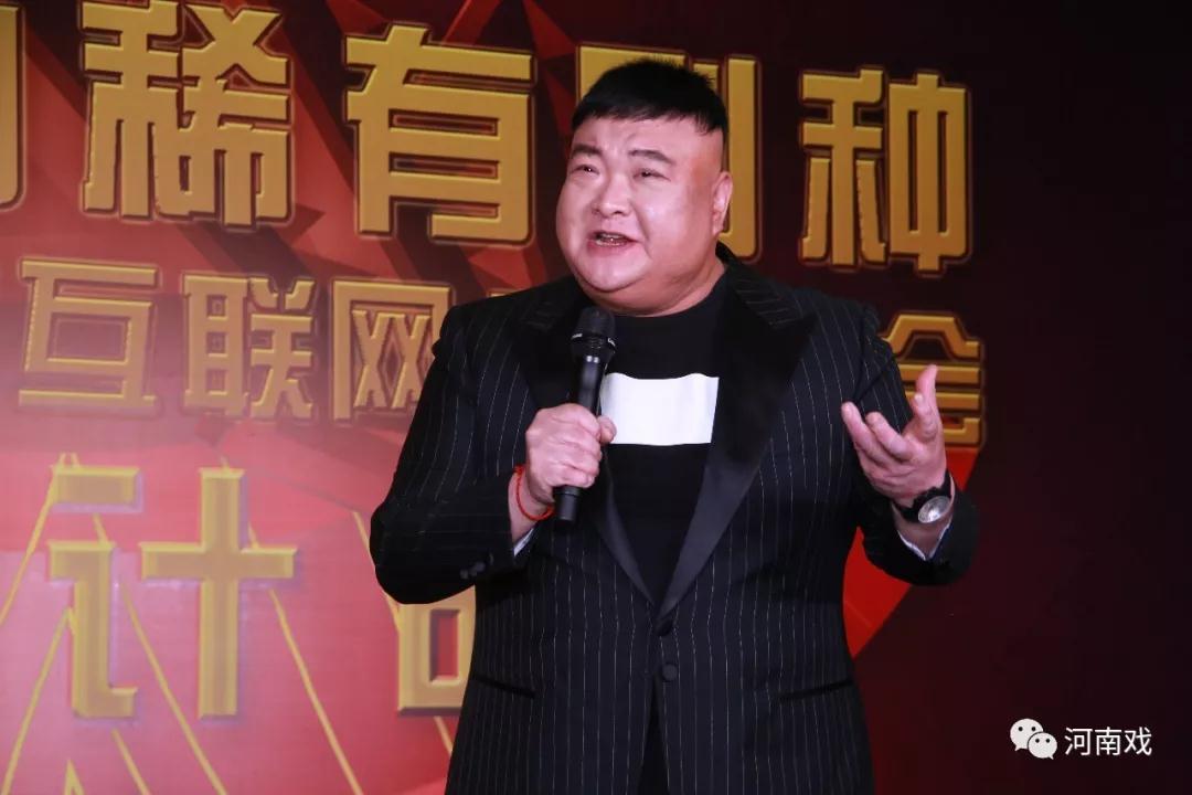 中國曲藝家協(xié)會(huì)副主席、著名相聲表演藝術(shù)家范軍作為藝術(shù)家代表致辭，并演唱稀有劇種太康道情《王金豆借糧》