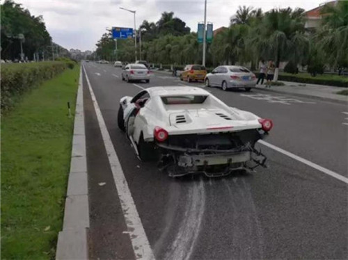 400萬(wàn)法拉利撞成廢鐵 車主淡定自拍合影