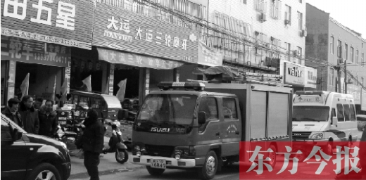 火災(zāi)發(fā)生后，袁厲害家門前的大路上停滿了消防車和警車