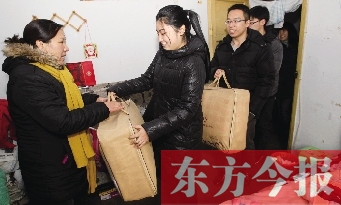 昨天下午，多位東方今報愛心讀者前往鄭州市困難戶家中贈送棉被