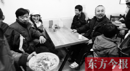 1月26日，坐著輪椅的袁海軍再次出現(xiàn)在李剛的面館，這次和他同來的是他的3位殘疾人朋友