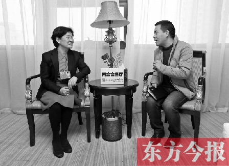 全國(guó)人大代表、省文化廳廳長(zhǎng)楊麗萍（左）在接受“兩會(huì)會(huì)客廳”采訪