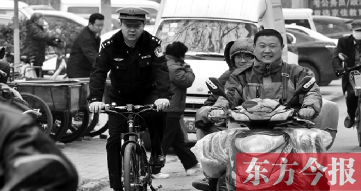 為了倡導(dǎo)綠色出行，鄭州市交警三大隊(duì)民警以身作則騎自行車(chē)上下班
