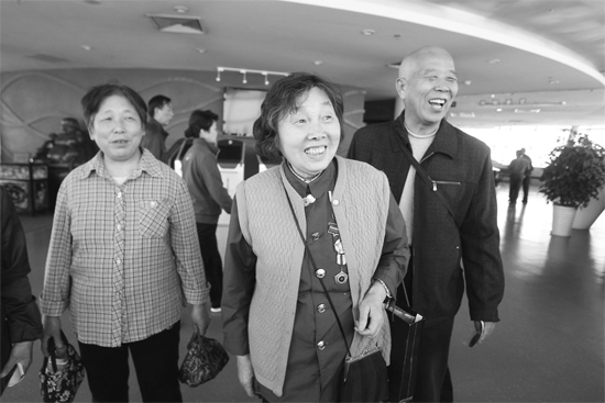 昨日，“尋訪(fǎng)百名共和國(guó)勞模”活動(dòng)選出的百位勞模免費(fèi)游覽中原福塔