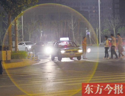 昨晚，鄭州火車東站，一些出租車?？吭诼愤?，見到行人不時主動搭訕 東方今報暗訪組 攝