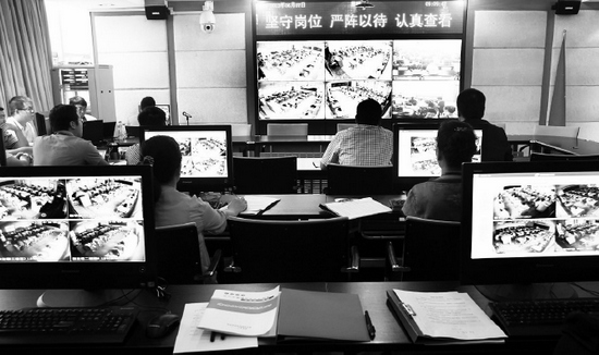 2013年高考首日，鄭州市國家考試考務(wù)指揮中心內(nèi)，工作人員通過監(jiān)控器遠(yuǎn)程監(jiān)考