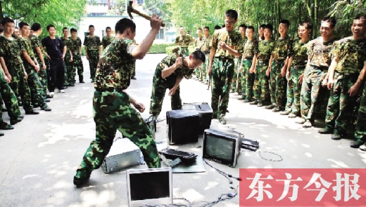 為了讓孩子表達戒除網(wǎng)癮的決心，學(xué)校組織孩子親手砸毀電腦