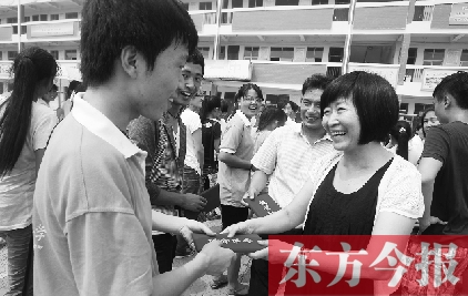 7月23日，晨鐘教育集團黨委書記張玲為支教大學生頒發(fā)證書