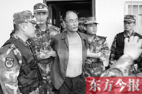 7月27日13時50分許，駐馬店市西平縣的“7·25”連環(huán)殺人案犯罪嫌疑人丁金華（左三）在禹州落網(wǎng)