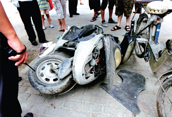 8月3日，棉紡路與六廠前街交叉口附近一輛水泥罐車突然爆胎，路邊一輛電動車被沖擊波震翻報(bào)廢