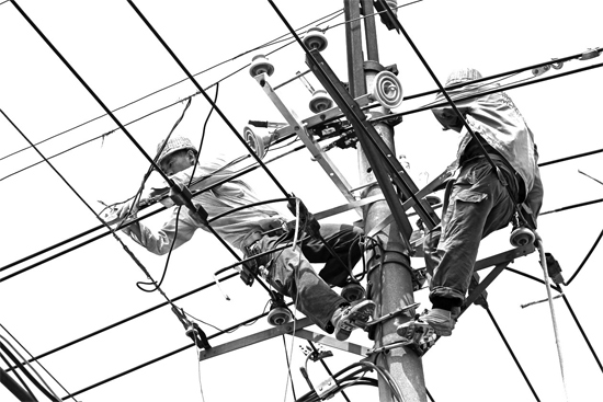 昨日中午，安陽市供電公司配電運維專業(yè)團隊的工作人員在維修線路