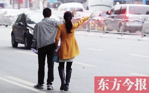 昨日下午5時30分，鄭州市花園路口公交站，一對青年正焦急等車