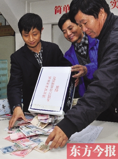 11月2日，鄭州眾多出租車司機為成都身患重病的的哥鄺德生募捐