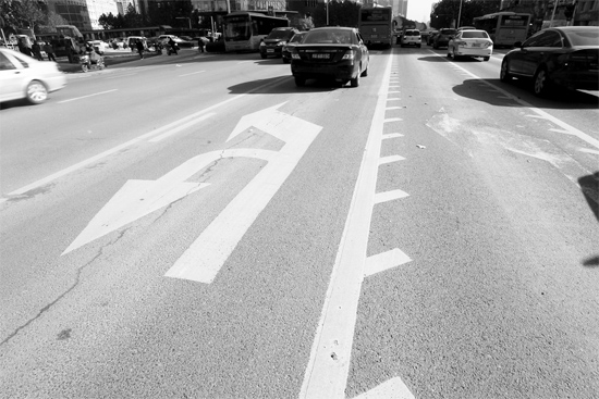 昨日，鄭州市金水路未來路口的“魚刺”車道，好多司機(jī)不知道咋走