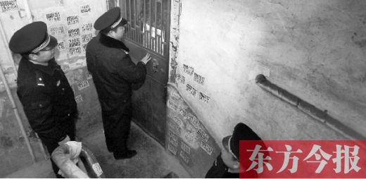12月3日，鄭州市隴海路。執(zhí)法人員欲進入一戶未辦狗證的居民家中，強行將狗帶走